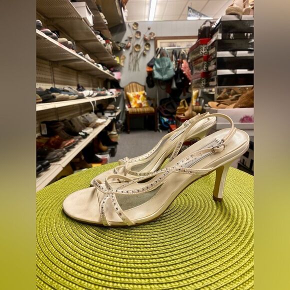 Touch Up Sz. 7.5 Ivory Sling Back w/Rhinestones - Picture 1 of 7